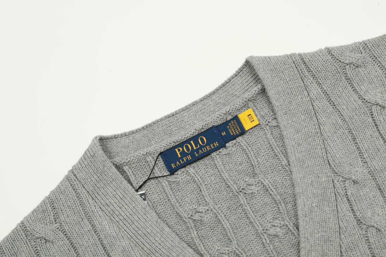🅿️270 "Top quality" Style number: DS013# [Ralph Lauren V-neck solid color pony embroidered logo twist knitted cardigan] ✅Ralph Lauren classic basic versatile all-season couple knitted cardigan jacket ✅Main supplier platform live broadcast Wholesale entity Replacement if out of stock No removal from shelves ✅ZP quality 1:1 version Scan the code to enter the GF website Counter quality ✅Detailed quality The only one in Guangzhou Imported quality cotton yarn Focusing on high-end, cost-effective, good quality, needless to say. ✅The version is restored to the original. The maximum size can be worn up to 200 pounds. Loose, comfortable and stress-free. ✅The upper body is simple and easy to match. A must-have for ootd. Good-looking clothes are never picky. A must-have for couples with the same style. Size: S-XL. Color: black, navy, off-white, gray, light blue, khaki.
